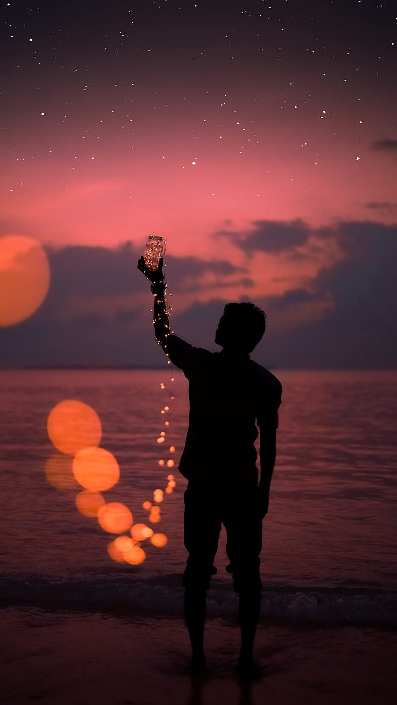 Man catching The Stars , glare, bank, shore, sea, silhouette, sea shore, dark, HD phone wallpaper