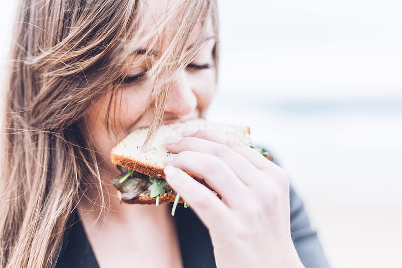 woman eating sandwich, HD wallpaper