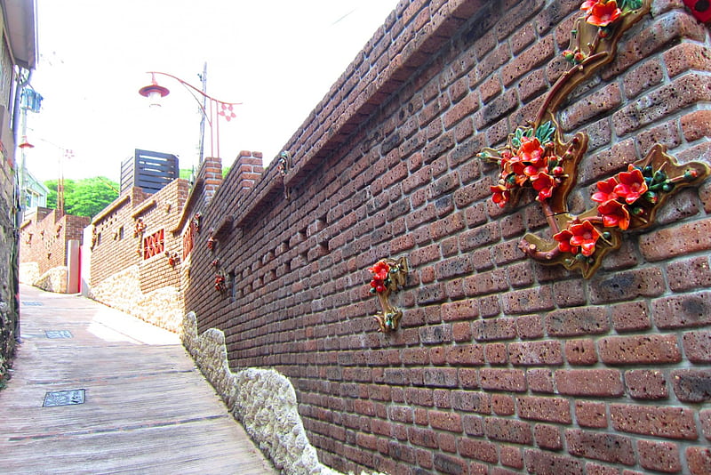 Tourist area alleyway, tourist area, lovely, alleyway, red brick wall, HD wallpaper