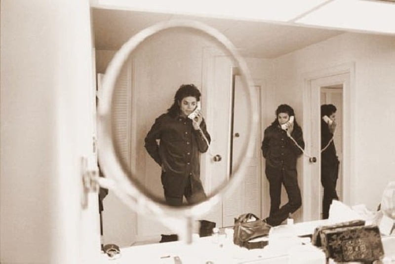 Michael in the mirror, michael jackson, hotel, king of pop, michael, genius, singer, jackson, love, legend, phone, mirror, super star, HD wallpaper