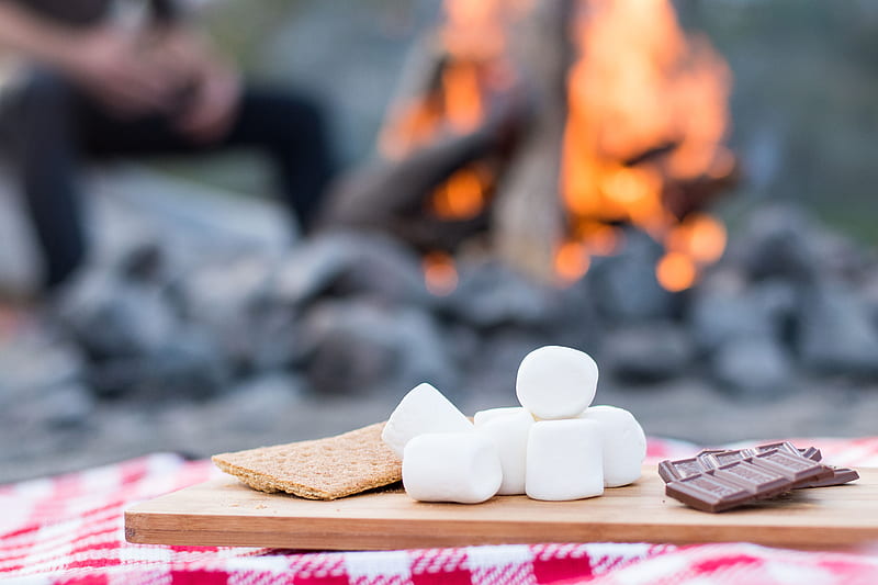 marshmallows and chocolate bar on brown wooden board, HD wallpaper