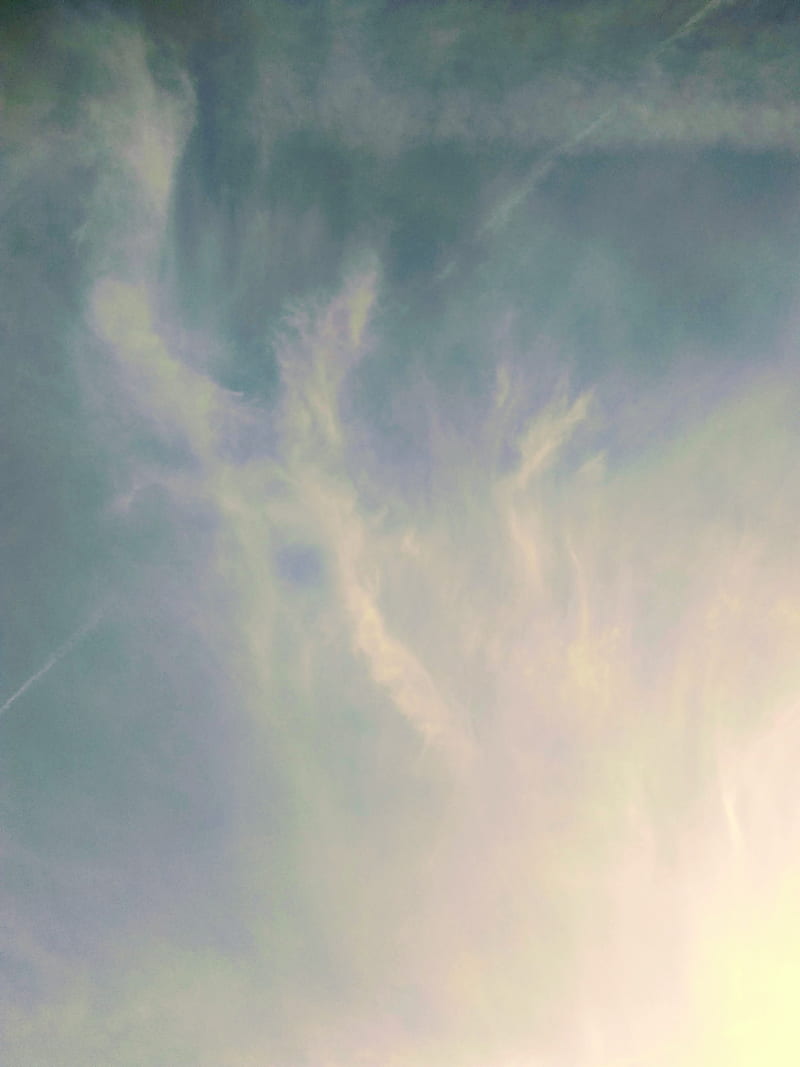 Bầu trời xanh da trời kết hợp với đám mây đầy màu sắc và gradient tạo ra một hình ảnh rất đẹp, kết hợp tuyệt vời với gam màu cổ điển. Hình ảnh này được hiển thị với độ phân giải cao, mang lại trải nghiệm tuyệt vời cho mắt.