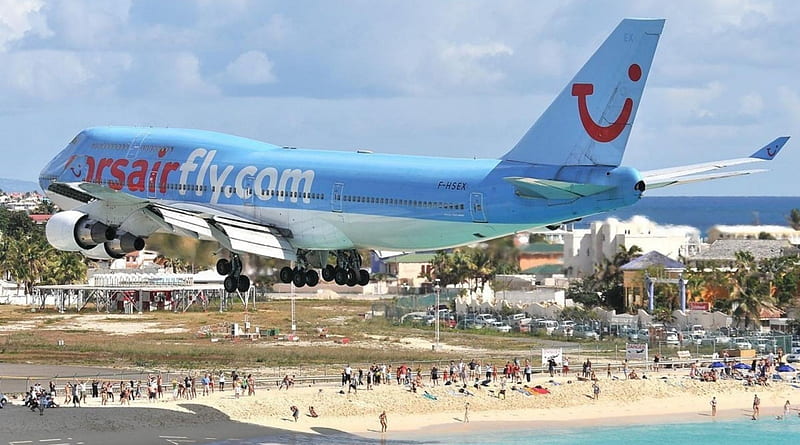 boeing 747 landing at princess juliana airport in st martin, beach, plane, landing, people, jumbo, HD wallpaper