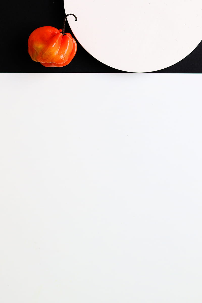 White and Black Round Plate, HD phone wallpaper
