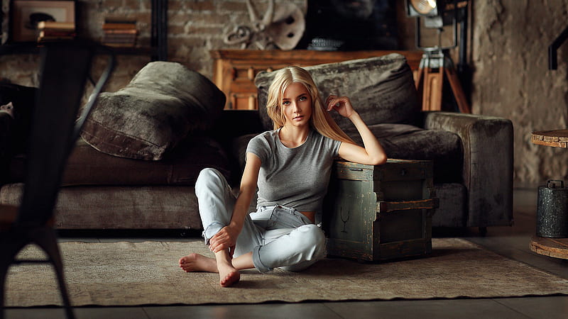 Beautiful Girl Model Is Sitting On Floor Leaning Back On Wooden Box Wearing Blue Jeans Ash Top Girls, HD wallpaper