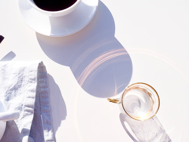 Empty glass reflecting sun near cup of coffee in morning, HD wallpaper