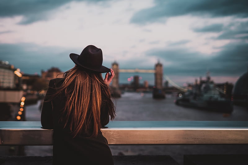 selective focus of back of woman wearing fedora hat with elbows on railings facing bridge, HD wallpaper