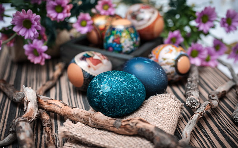 Easter eggs, spring decoration, blue easter eggs, purple flowers, Happy Easter, HD wallpaper