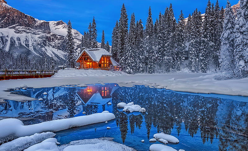 Emerald lake lodge, reflection, lake, winter, forest, lodge, emerald, bonito, trees, mountain, snow, ice, frost, HD wallpaper