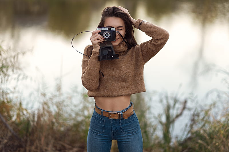 Cute Girl With Camera Smiling, girls, model, camera, graphy, HD wallpaper
