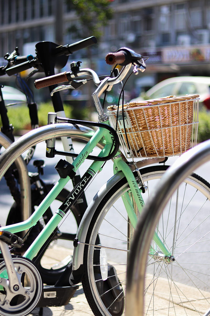 green city bike with brown woven basket, HD phone wallpaper