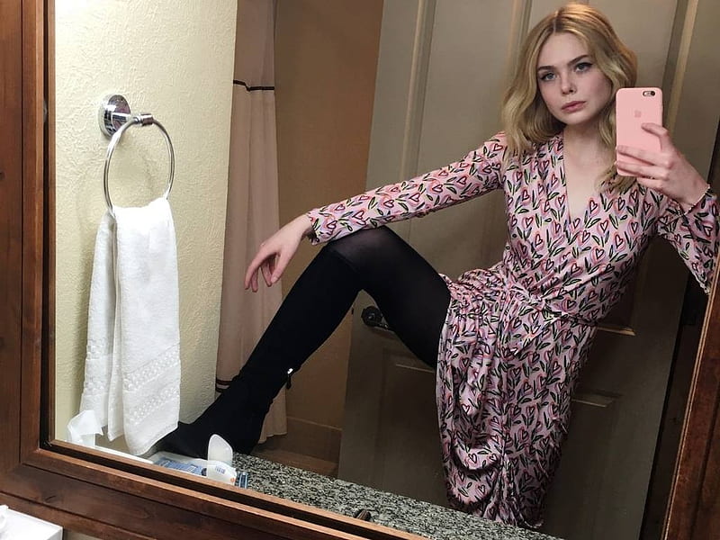 Elle Fanning Selfie Dress Boot Model Bonito Elle Fanning Stockings Hd Wallpaper Peakpx 