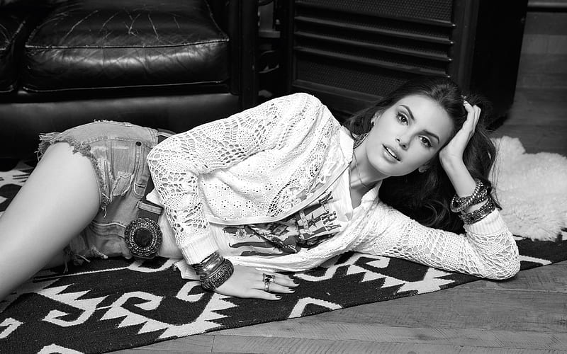 Camila Queiroz, 2018, brazilian actress, monochrome, beauty, HD wallpaper