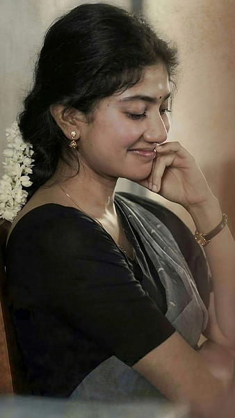 Sai Pallavi looks graceful in Ugadi poster released by team 'Virata Parvam'