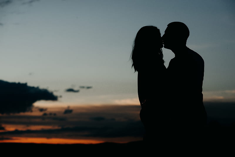 silhouettes, kiss, couple, love, hugs, romance, night, HD wallpaper