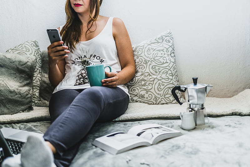 woman using her smartphone, HD wallpaper