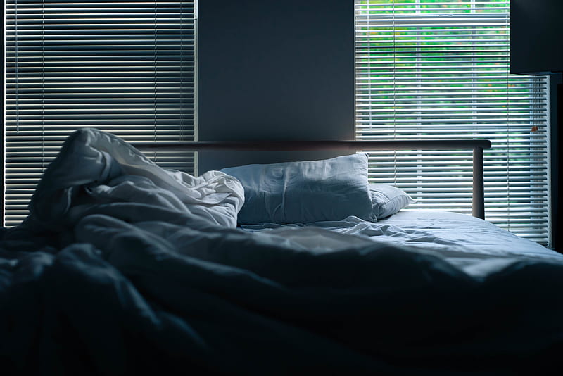 gray bedding beside window blinds, HD wallpaper
