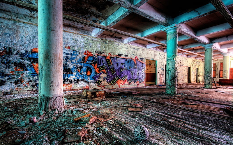 graffiti inside an old abandoned building r, building, columns, r, graffiti, abandoned, HD wallpaper