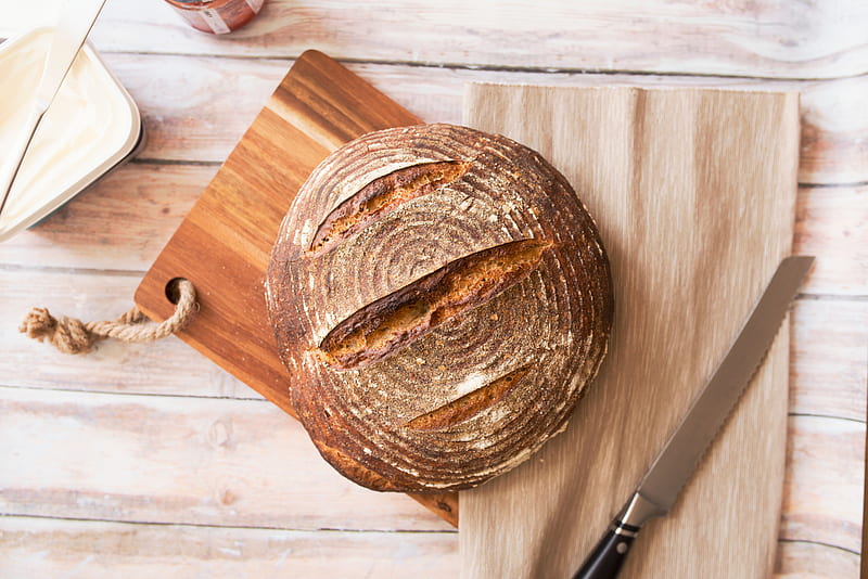 closeup of baked bread on chopping board, HD wallpaper