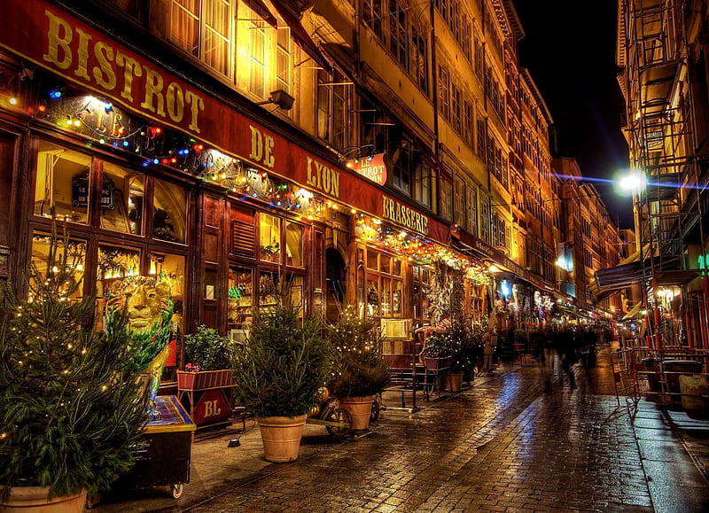 restaurant on a side street in lyon at night r, city, restaurant, cobblestones, r, street, lights, night, HD wallpaper