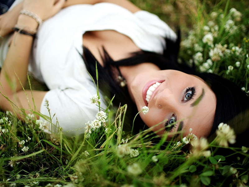 Brunette Grass-Pure beautiful girl, HD wallpaper