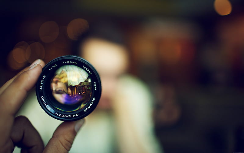 person holding camera lens in bokeh graphy, bokeh, lens, face, blurred, technology, hands, Olympus, HD wallpaper
