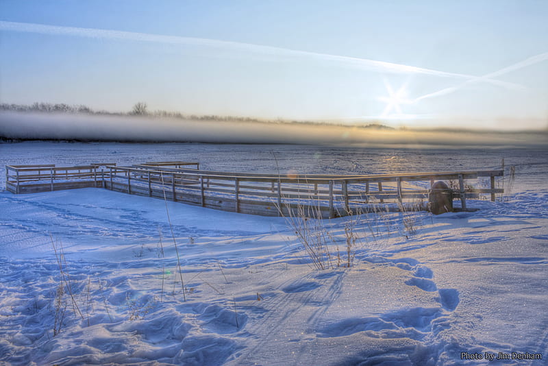 Sunrise and Fog, fence, snow, rolling fog, sunrise, field, winter, HD wallpaper