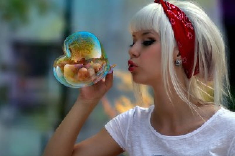 REFLECTING ON NATURE, blowing a bubble, bubbles, soapy, bonito, soap bubbles, girls, reflections, blondes, HD wallpaper