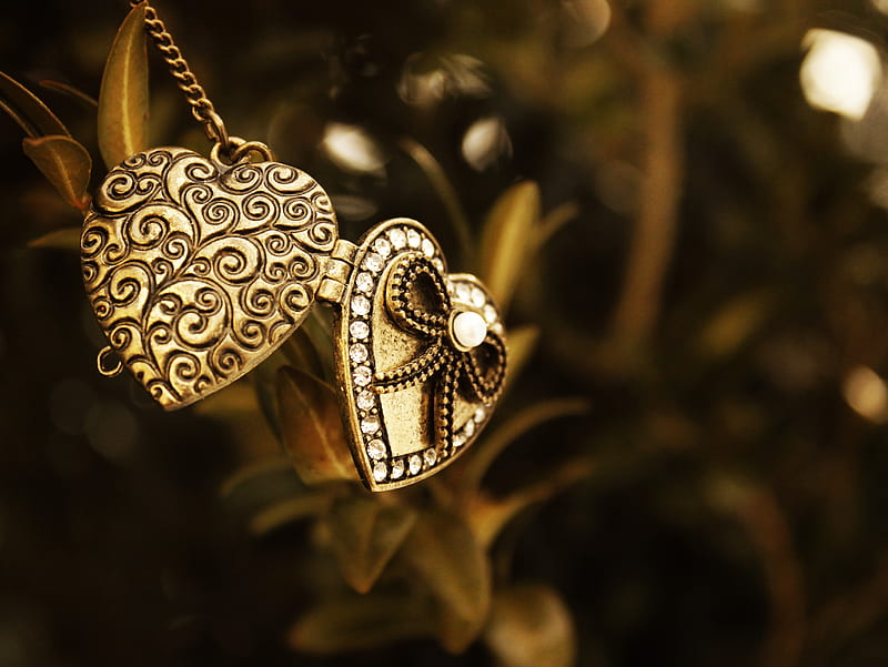 Golden Heart, antique, art, expensive, gold jewel, jewelry, love, valuables, HD wallpaper