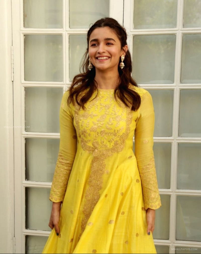 Flaunting Cute Baby Bump In Shining Yellow Dress, Bollywood Divas Sonam  Kapoor, Kareena Kapoor, And Alia Bhatt