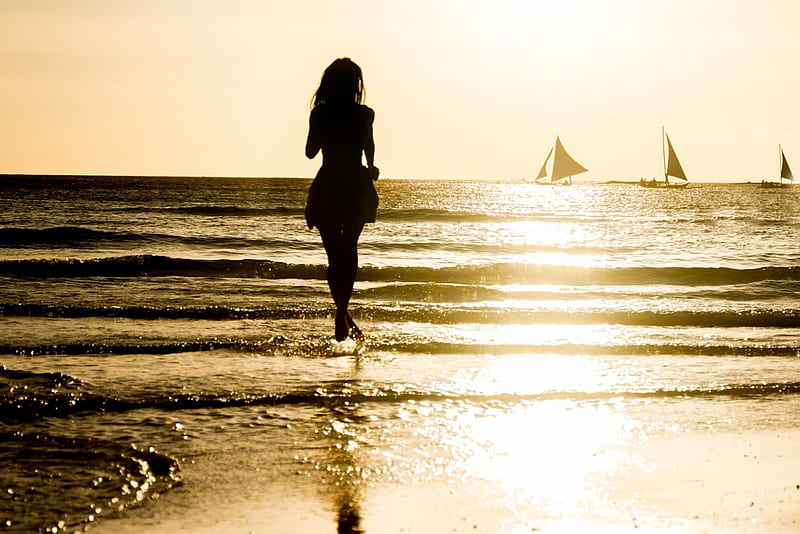 Ocean Silhouette, ocean, waves, sky, women, beach, boats, sand, running, beauty, HD wallpaper