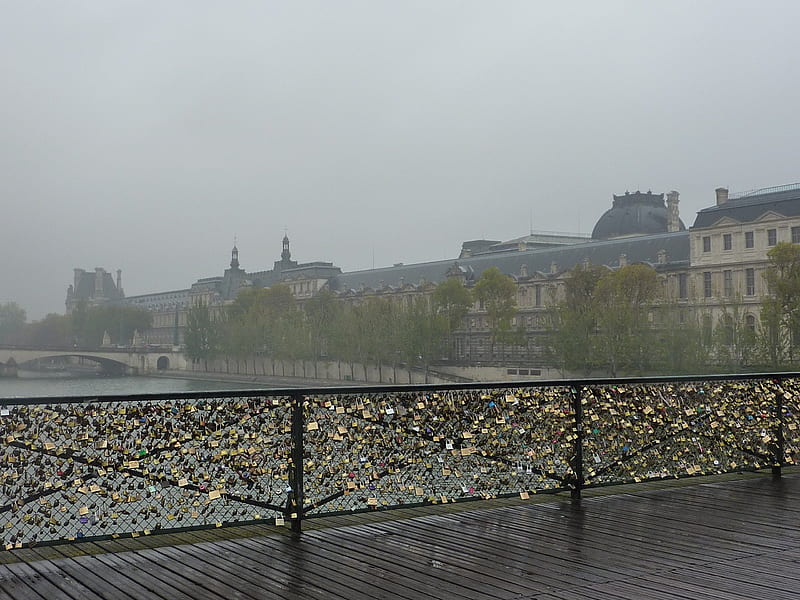 Love Shines on a Rainy Day in Paris, bridge, love, paris, rain, locks, HD wallpaper