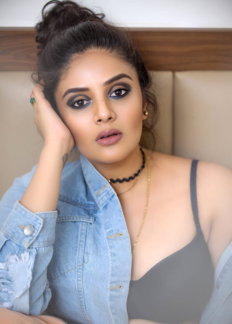 Sreemukhi, anchor, telugu actress, HD phone wallpaper