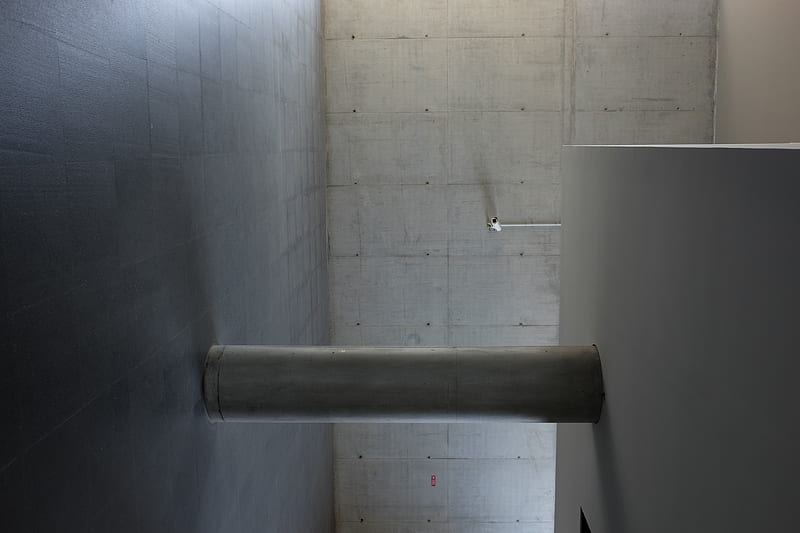The inside of a building made of concrete walls with a platform supported by pillars., HD wallpaper