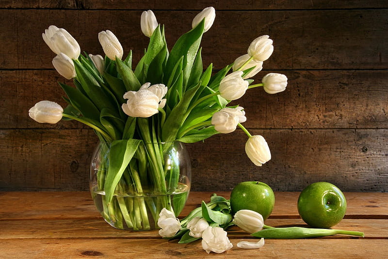 Bức tranh cảnh vật, táo, bình hoa, hoa tulip còn là một hình ảnh đẹp tuyệt vời để thưởng thức. Hãy chiêm ngưỡng những phần khác nhau trong bức tranh và cảm nhận sự đan xen của mỗi yếu tố nghệ thuật đó.