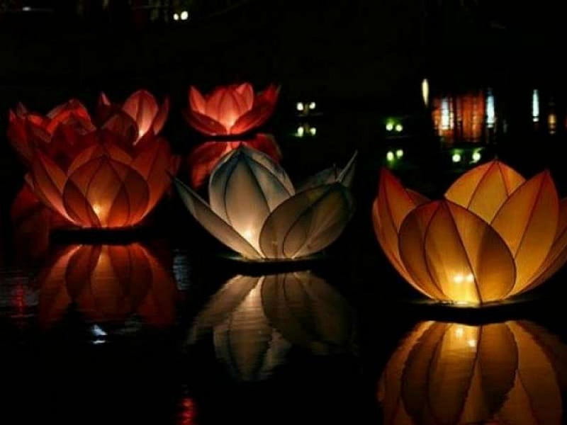 LOVELY LANTERNS, seas, lanterns, japanese, lights, candles, night time, water, chinese, reflections, HD wallpaper