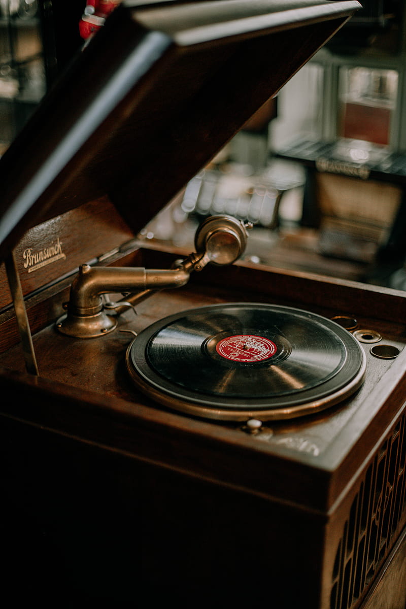 An old vintage gramophone in steampunk style stands in an almost empty  room, some light falls through the window. Created with generative AI  technology. 21885469 Stock Photo at Vecteezy