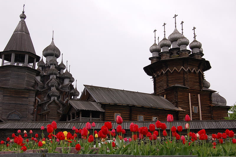 Church, architecture, red, grass, religious, bonito, leaves, russia, flowers, beauty, tulips, tulip, HD wallpaper