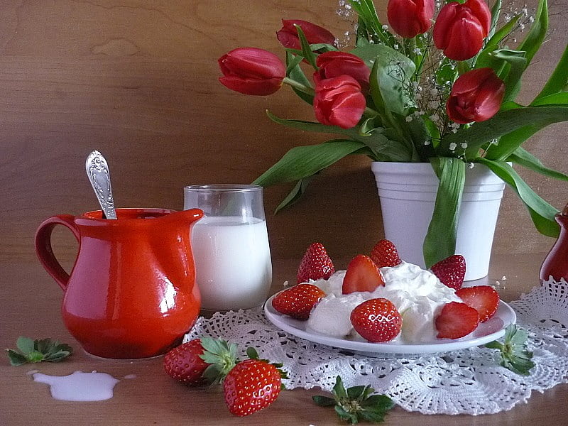 still life, red, lace, vase, bonito, graphy, doley, flower bouquet, flowers, strawberries, beauty, tulips, harmony, glass, whipp cream, milk, kettle, white, cream, HD wallpaper