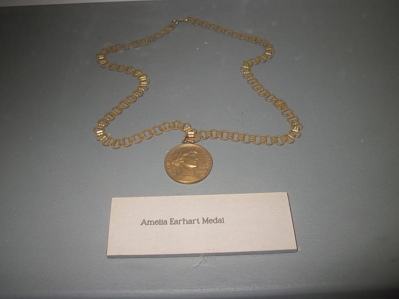 Amelia Earhart Gold Medal at the museum, museum, medal, gold, white, Fantasy, HD wallpaper