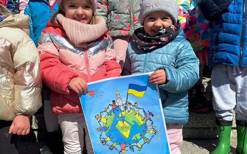 Children Prays for Ukraine, rosary, children, Ukraine, smile, HD wallpaper