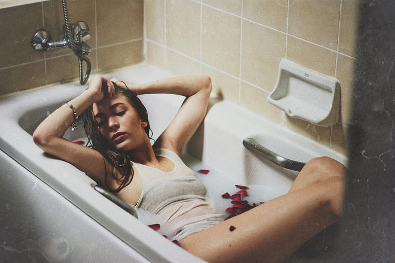woman lying on bathtub, HD wallpaper