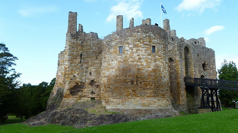 ancient dirleton castle in scotland, ancient, grass, ramp, castle, flag, HD wallpaper