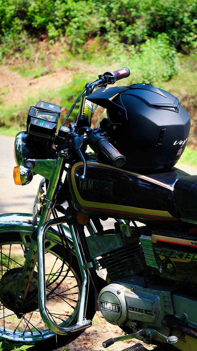 Rx100, Helmet On Petrol Tank, helmet, petrol tank, bike, yamaha, HD phone wallpaper