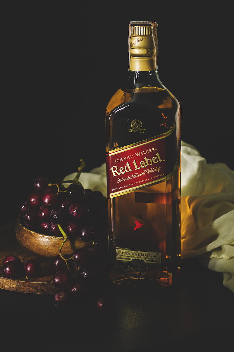 Johnnie Walker red label bottle beside bowl of red grapes, HD phone wallpaper