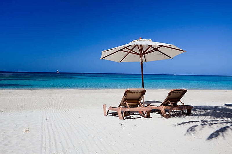 Sillas en playa, sillas, arena, playa, sombrilla, luz del sol, vacaciones, Fondo de pantalla | Peakpx