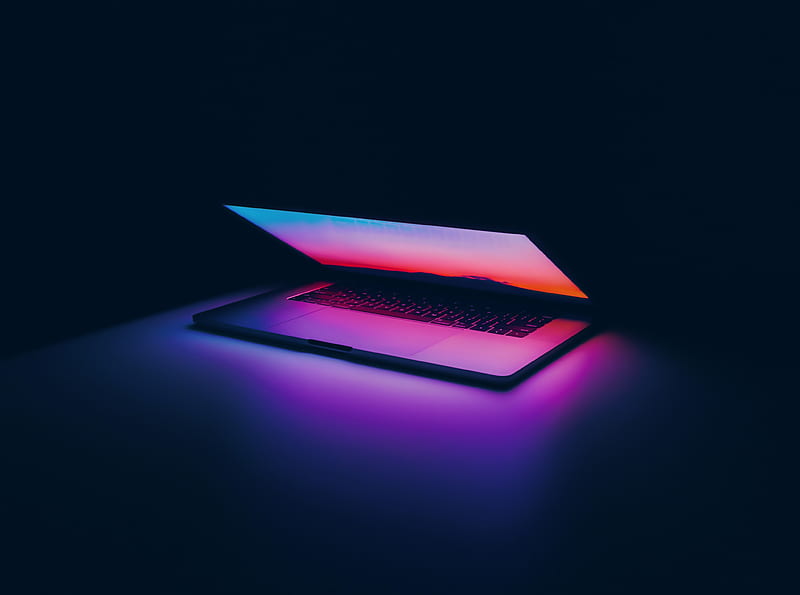 Hãy khám phá thế giới mộc mạc và sang trọng của chiếc MacBook Pro màu tím. Thiết bị hoàn thiện cao cấp, thiết kế đẹp mắt và tính năng đẳng cấp sẽ khiến bạn say đắm và không thể rời mắt khỏi bức ảnh này. 