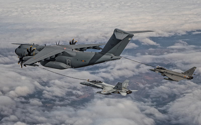 Airbus A400M Atlas, Spanish Air Force, military transport aircraft, Army of the Air, Spanish Armed Forces, F-18, McDonnell Douglas FA-18 Hornet, refueling two airplanes in the sky, HD wallpaper