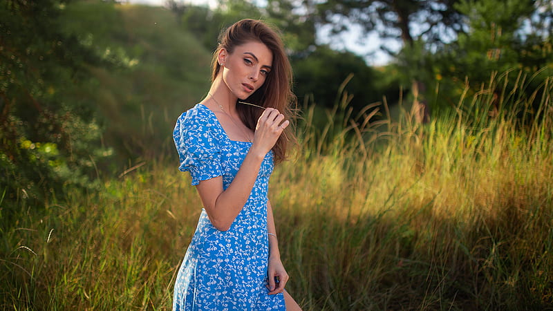 Girl Model Is Wearing Blue Dress Standing In Green Grass Background Girls, HD wallpaper