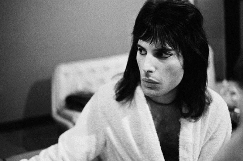 Freddie Mercury - Backstage 1974, Queen, Rock, Musician, Singer, Black and White, Freddie Mercury, HD wallpaper